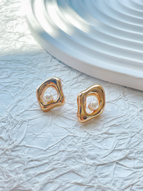Asymmetric Pearl Earring